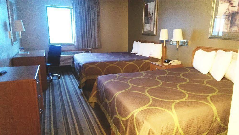 Super 8 By Wyndham Louisville Airport Exteriör bild