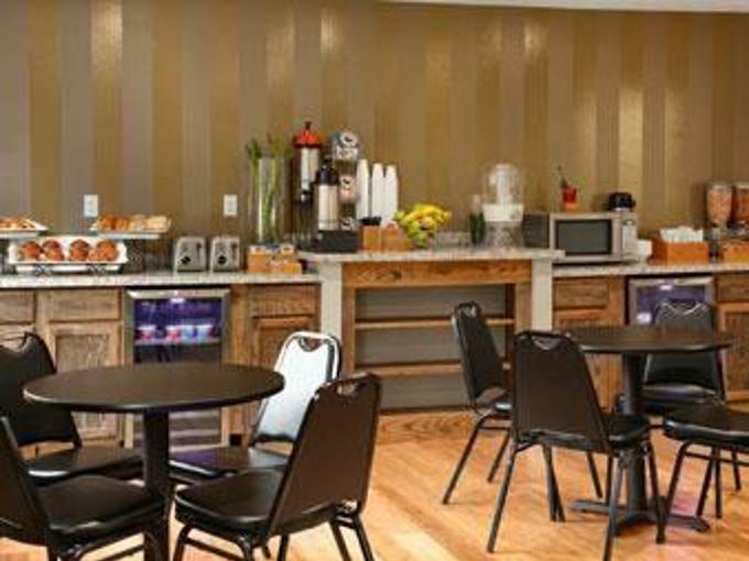 Super 8 By Wyndham Louisville Airport Exteriör bild